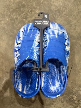 Rugged Shark clogs men’s size 9